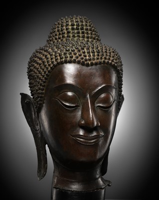 Lot 171 - AN IMPRESSIVE BRONZE HEAD OF BUDDHA, AYUTTHAYA KINGDOM