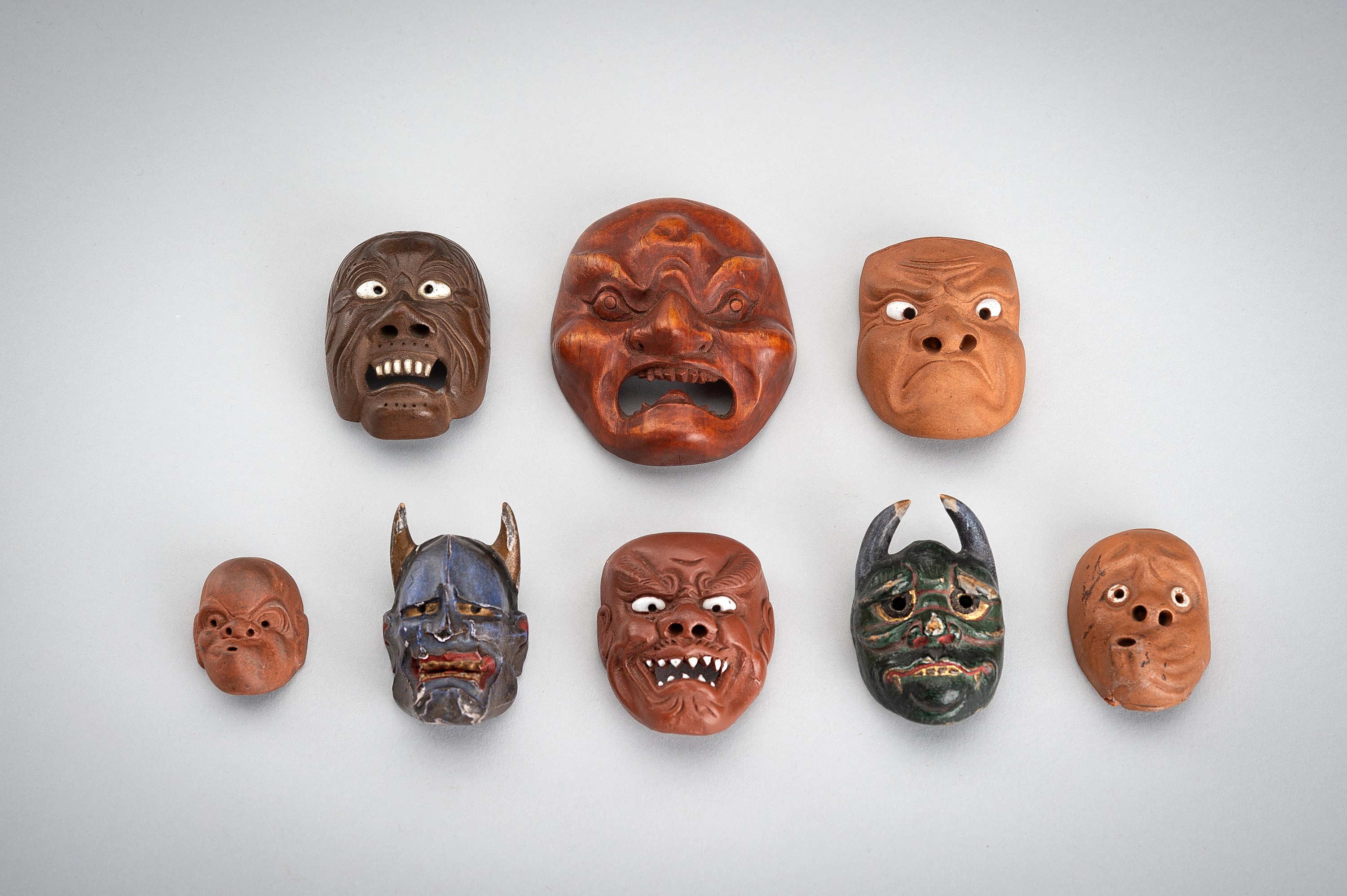 【全商品オープニング価格 特別価格】 Lot 490 - A LOT WITH EIGHT ONKO POTTERY AND WOOD MASK コレクション
