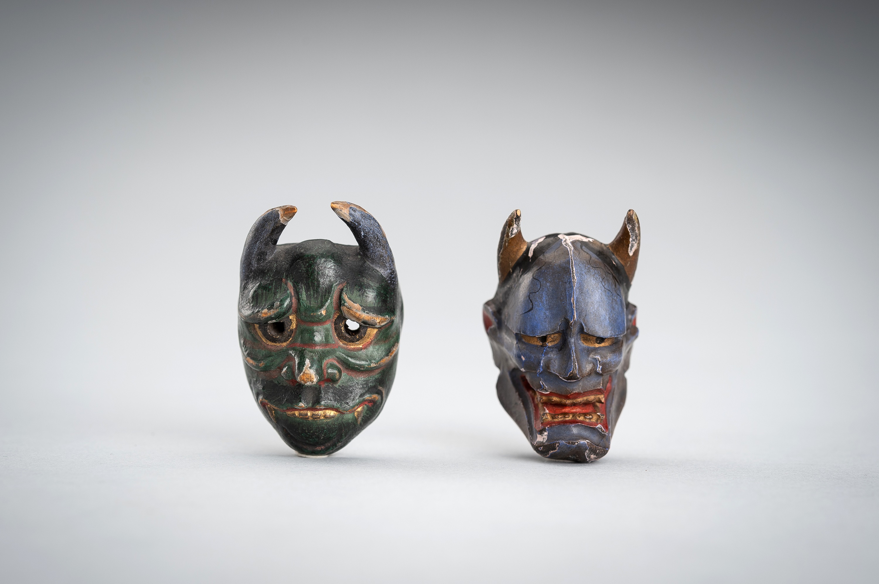 天皇お写真　8枚セット Lot 490 - A LOT WITH EIGHT ONKO POTTERY AND WOOD MASK