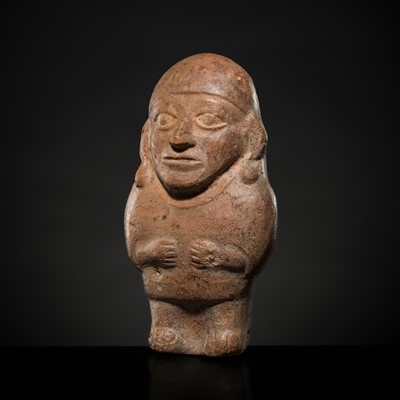 Lot 138 - A POTTERY FIGURE OF A WOMAN, VICÚS OR MOCHE CULTURE