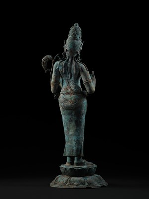 Lot 223 - A RARE AND EXCEPTIONALLY LARGE BRONZE FIGURE OF DEWI SRI, BORNEO, 12TH CENTURY