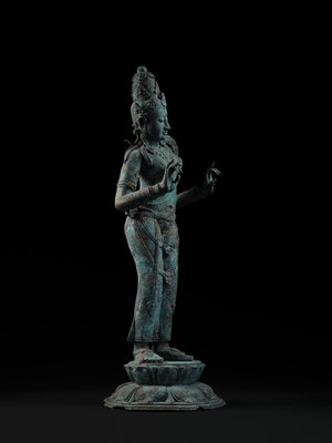 Lot 223 - A RARE AND EXCEPTIONALLY LARGE BRONZE FIGURE OF DEWI SRI, BORNEO, 12TH CENTURY