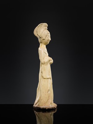 Lot 210 - A STRAW GLAZED POTTERY FIGURE OF A COURT LADY, SUI DYNASTY