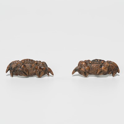 Lot 289 - A PAIR OF MIXED-METAL MENUKI DEPICTING ISOGANI (SHORE CRABS)