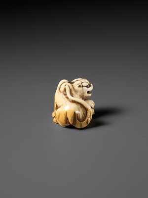 Lot 47 - A GOOD IVORY NETSUKE OF A TIGER AND CUB, ATTRIBUTED TO HAKURYU II