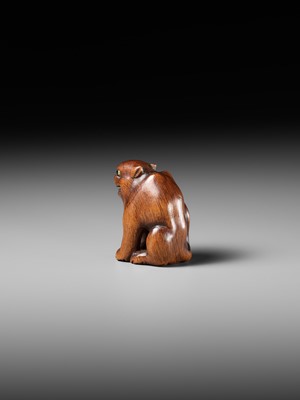 Lot 419 - A FINE WOOD NETSUKE OF A TIGER