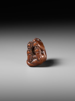Lot 419 - A FINE WOOD NETSUKE OF A TIGER
