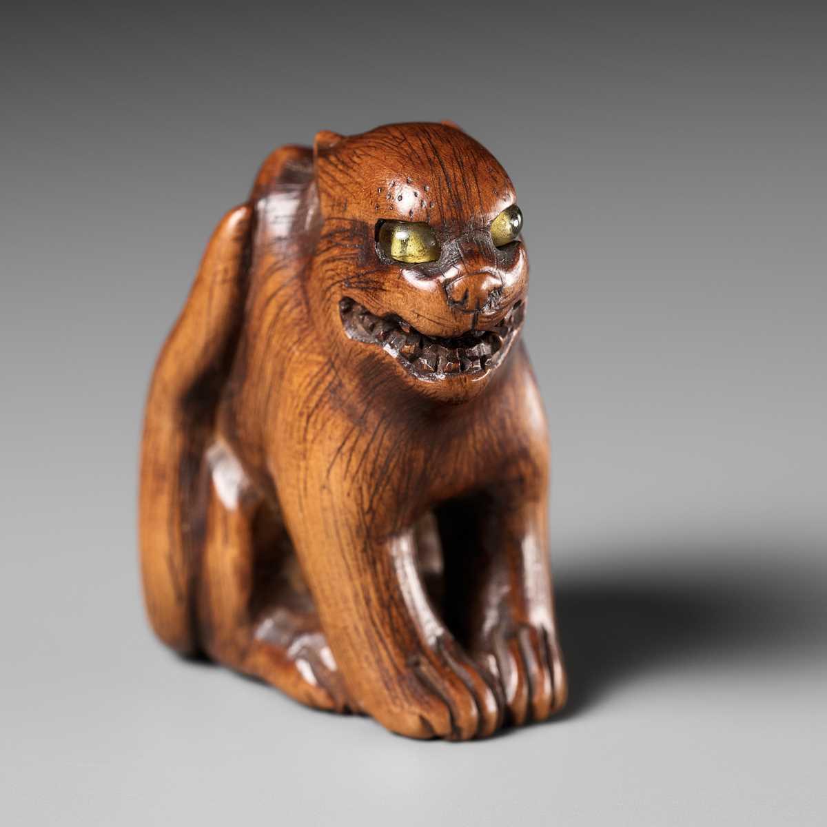 Lot 419 - A FINE WOOD NETSUKE OF A TIGER