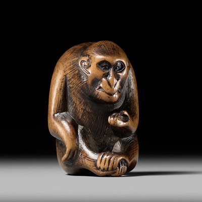 Lot 441 - AN OLD WOOD NETSUKE OF A MONKEY ADMIRING A FLEA