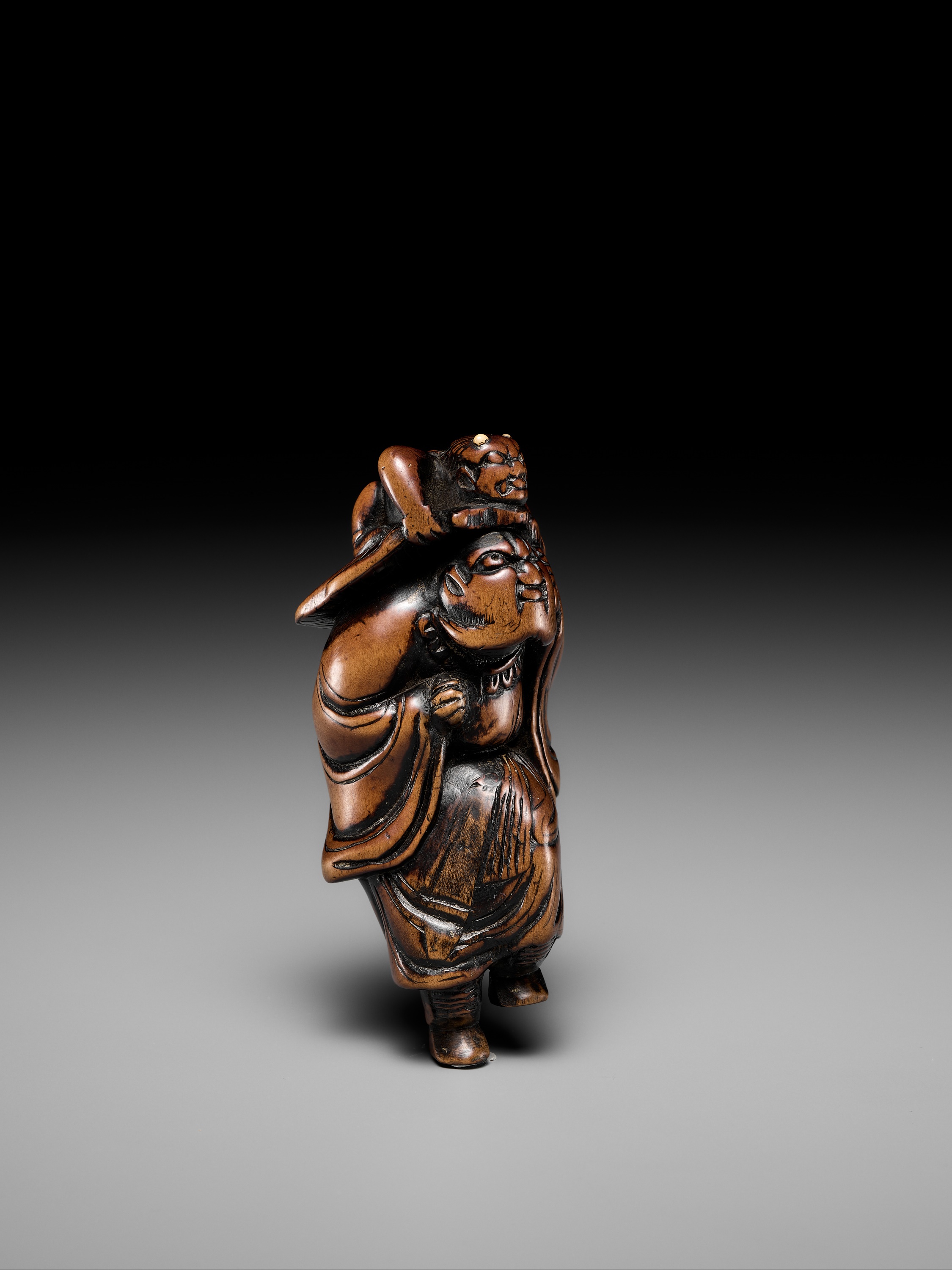 木製、人物像、六体セットです.、 Lot 294 - A LARGE AND POWERFUL WOOD NETSUKE OF SHOKI