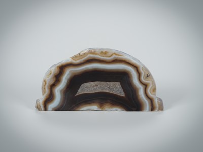 Lot 1049 - A LARGE SEMICIRCULAR LOPBURI AGATE PENDANT, C. 13TH CENTURY