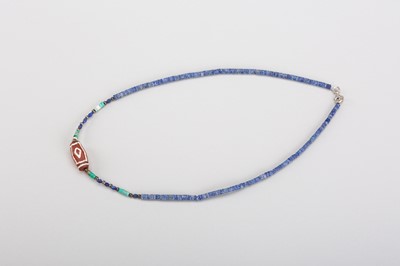 Lot 1137 - A PYU NECKLACE WITH AN ETCHED CARNELIAN AGATE BEAD, 7TH-9TH CENTURY