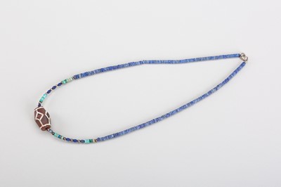 Lot 1138 - A PYU NECKLACE WITH AN ETCHED CARNELIAN AGATE BEAD, 7TH-9TH CENTURY