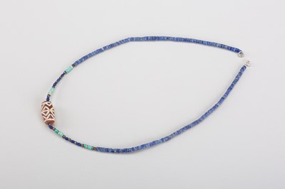 Lot 1139 - A PYU NECKLACE WITH CARNELIAN AGATE, LAPIS LAZULI AND TUQUOISE BEADS, 7TH-9TH CENTURY