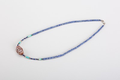 Lot 1140 - A PYU NECKLACE WITH AN ETCHED CARNELIAN AGATE BEAD, 7TH-9TH CENTURY