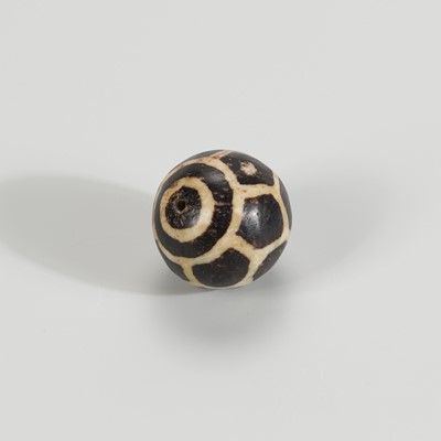 Lot 1153 - A FOSSILIZED PALMWOOD PUMTEK BEAD, ca. 10TH CENTURY