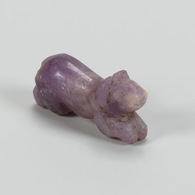 Lot 1097 - A SMALL PYU AMETHYST ‘TIGER’ TALISMAN, 200-100 CE