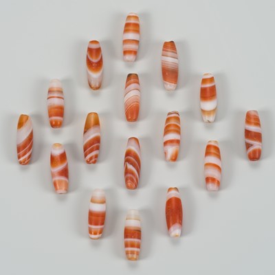 Lot 1118 - A LOT WITH 16 PYU BANDED CARNELIAN AGATE BEADS, 7TH-9TH CENTURY