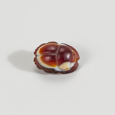 Lot 1278 - A SMALL AGATE ‘SCARAB’ TALISMAN, 10TH-12TH CENTURY AD OR LATER