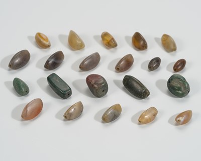 Lot 1190 - A LOT WITH 21 HARDSTONE BEADS, c. 7TH – 9TH CENTURY