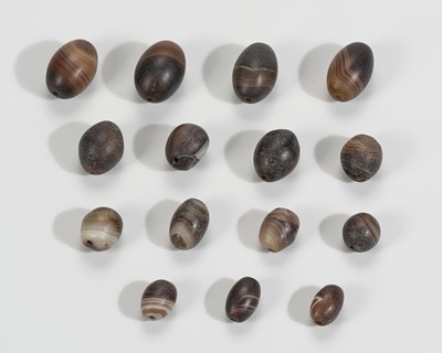 Lot 1191 - A LOT WITH 15 BANDED AGATE BEADS, c. 7TH – 9TH CENTURY