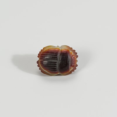 Lot 1279 - A SMALL AGATE ‘SCARAB’ TALISMAN, 10TH-12TH CENTURY AD OR LATER