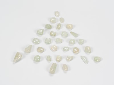 Lot 1699 - A LOT WITH 30 CHINESE JADEITE BEADS