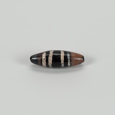 Lot 1510 - AN ETCHED TIBETAN BANDED AGATE ‘CHUNG DZI’ BEAD, c. 500-1000 CE