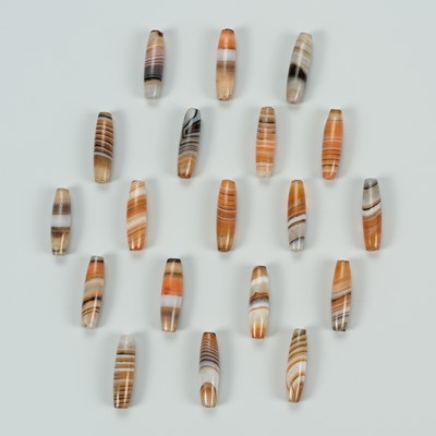 Lot 1514 - A LOT WITH 19 HIMALAYAN BANDED AGATE BEADS