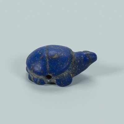 Lot 1381 - A BACTRIAN LAPIS LAZULI ‘TURTLE’ AMULET, c. 2500 YEARS OLD