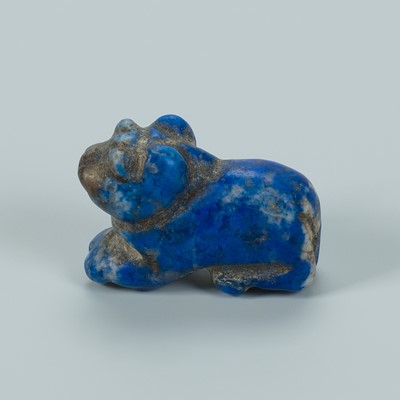 Lot 1372 - A BACTRIAN LAPIS LAZULI ‘TIGER’ AMULET, c. 2500 YEARS OLD