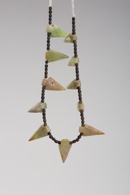 Lot 1206 - A NECKLACE WITH 11 ANTIQUE SERPENTINE BEADS