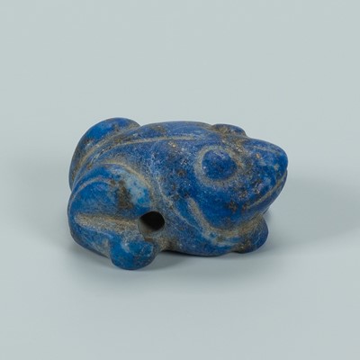 Lot 1373 - A BACTRIAN LAPIS LAZULI AMULET OF A FROG, c. 2500 YEARS OLD