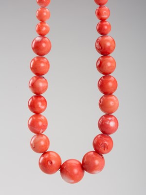 Lot 1543 - A NECKLACE WITH 39 CORAL BEADS