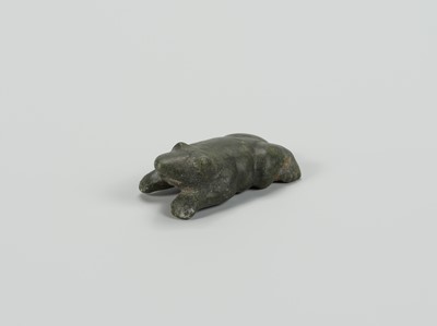 Lot 1189 - A SOUTHEAST ASIAN SERPENTINE ‘FROG’ TALISMAN, 3RD – 6TH CENTURY