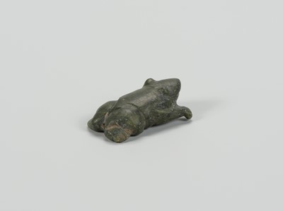 Lot 1189 - A SOUTHEAST ASIAN SERPENTINE ‘FROG’ TALISMAN, 3RD – 6TH CENTURY