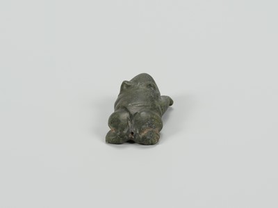 Lot 1189 - A SOUTHEAST ASIAN SERPENTINE ‘FROG’ TALISMAN, 3RD – 6TH CENTURY