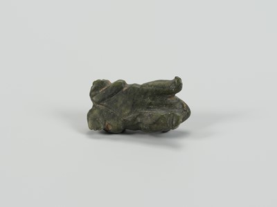 Lot 1189 - A SOUTHEAST ASIAN SERPENTINE ‘FROG’ TALISMAN, 3RD – 6TH CENTURY