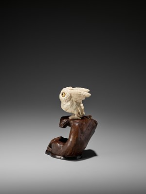 Lot 236 - A CHARMING IVORY AND WOOD OKIMONO OF AN OWL