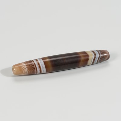 Lot 1192 - A FINE AND LONG CYLINDRICAL BANDED AGATE BEAD, c. 7TH – 9TH CENTURY