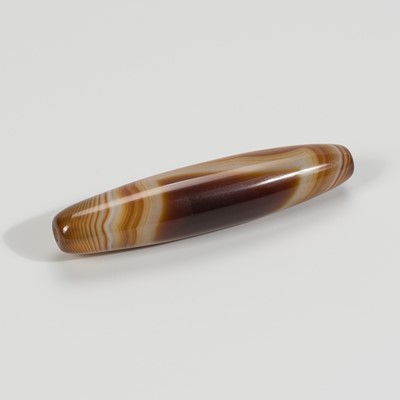 Lot 1193 - A FINE CYLINDRICAL BANDED AGATE BEAD, c. 7TH – 9TH CENTURY