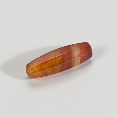 Lot 1199 - A CYLINDRICAL BANDED AGATE BEAD, 19TH CENTURY OR EARLIER