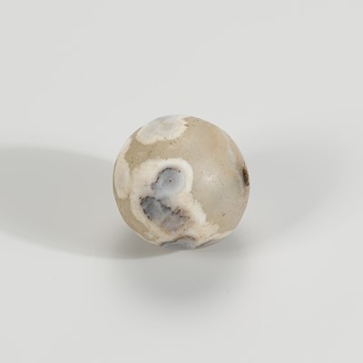 Lot 1434 - A LARGE AND ROUND BACTRIAN WHITE AND GRAY AGATE BEAD