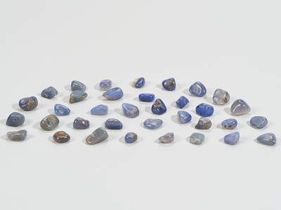 Lot 1282 - A LOT WITH 34 BLUE QUARTZ BEADS