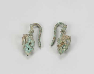 Lot 1160 - A PAIR OF JAVANESE ELEPHANT RIDER BRONZE EARRINGS, 17TH CENTURY