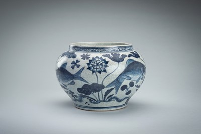 Lot 1954 - A BLUE AND WHITE ‘FISH IN A LOTUS POND’ PORCELAIN VASE, 19TH CENTURY