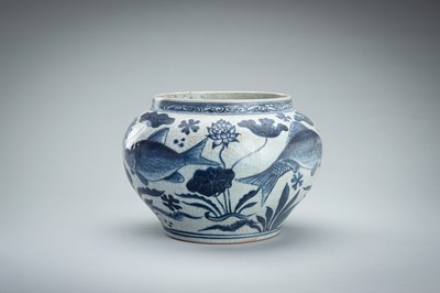 Lot 1954 - A BLUE AND WHITE ‘FISH IN A LOTUS POND’ PORCELAIN VASE, 19TH CENTURY