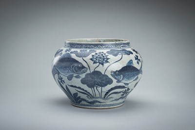 Lot 1954 - A BLUE AND WHITE ‘FISH IN A LOTUS POND’ PORCELAIN VASE, 19TH CENTURY
