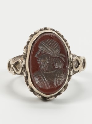 Lot 2161 - A CARNELIAN INTAGLIO INSET PERSIAN SILVER RING