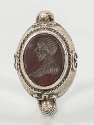 Lot 2162 - A CARNELIAN INTAGLIO INSET PERSIAN SILVER RING